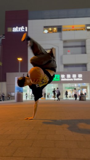 YOH(遥).eye2$k | あきばっか〜の東京体育館-FINALIST- #あきばっかーの東京体育館 🎶アイナ・ジ・エンド - 革命道中 - On The Way @ainatheend_official ファイナリストのTシャツを来て秋葉原でフリースタイル🏀🎶... | Instagram