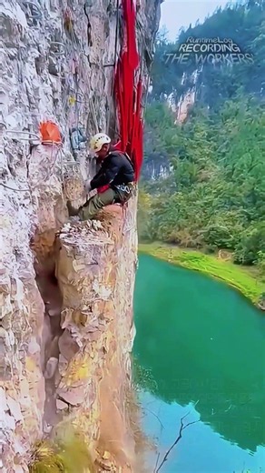 붕괴 위험 구역 안전 확보: 베테랑 작업자의 절벽 암석 수작업 제거 프로세스 #worker #process #rockremoval #cliff #engineering