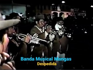 BANDA MUSICAL MANGAS - Despedida LOS INTEGRANTES ORIGINALES se visualizan casi en su totalidad. La más exitosa grabación lograda por la banda Musical Mangas, se titula corazón de Mangas, un mini play, manufacturado por el Virrey Industrias Musicales S.A., con el número de registro VIR 170, contiene seis piezas musicales seleccionadas. Lado A - Corazón de Mangas huayno - 12 de octubre huayno - corrida de toros toril Lado B - Flor de Mangas huayno - subida de Llamoc punta huayno - Río de Huampay h