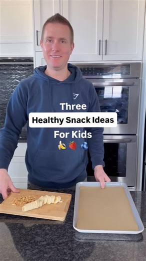Levi Jensen on Instagram: "HEALTHY SNACK IDEAS 🍌🍓🫐 CHUNKY MONKEY BANANA BARK 🍌 🥜 ✨1 container Greek yogurt (5.3 oz) ✨1/2 cup smooth peanut butter ✨1-2 tbsp honey ✨1/4 tsp salt ✨2 large bananas, thinly sliced ✨1/2 cup chocolate chips ✨1/4 cup peanuts, crushed Combine yogurt, Pb, honey and salt. Spread on parchment lined sheet. Press banana slices into yogurt, drizzle with melted chocolate and sprinkle with crushed peanuts. Freeze until firm. Break apart and store in freezer. STRAWBERRY YOGUR