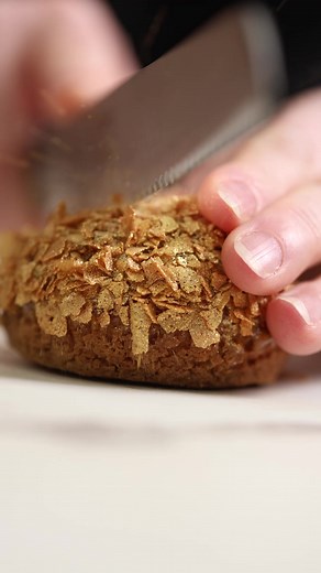 Introducing my irresistible Toffee Dipped Choux Buns topped with Craquelin, and filled with a luscious Chocolate Crème Patissiere. Indulgence at its finest! For the FREE recipe head on over to the my blog :) https://savourschool.com.au/recipes/toffee-dipped-choux-with-chocolate-creme-patisserie/ #Caramel #Chocolate #Choux #Buns #ASMR | Kirsten Tibballs