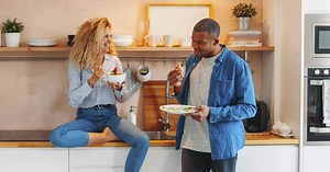 Les femmes plus âgées que leur partenaire sont plus épanouies, une étude explique pourquoi