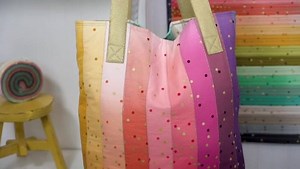 Want to learn how to make this tote bag out of a Jelly Roll? Watch the video here: https://youtu.be/jx42c9mb7lE Get the free download here: http://bit.ly/2M9ja7u Grab the kit here: http://bit.ly/2SPMj6R | Shabby Fabrics