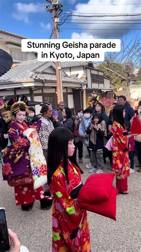 Stunning Geisha Parade in Kyoto, Japan