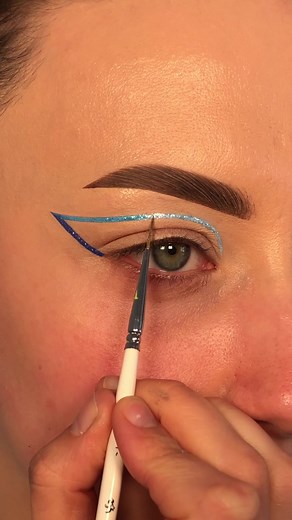 Blue Glittery Eyeliner Tutorial for a Stunning Makeup Look