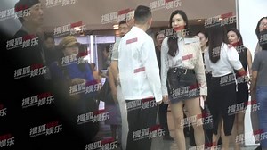 周韦彤穿超短皮裙看画展！一双健美大长腿超吸睛