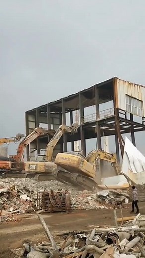Demolition 💯 #howitsmade #excavator #teamwork