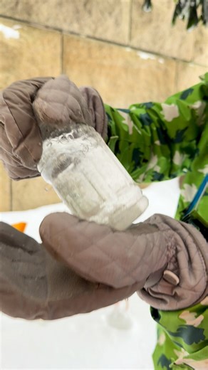 【公式】 氷ノ山自然ふれあい館 響の森 on Instagram: "衝撃を加えると水が一気に凍る過冷却現象。 響の森 親子自然研究クラブの実験風景。 氷ノ山みたいに寒い所ならではの観察会です❄❄⛄"