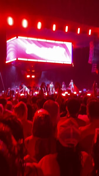 Ela performando 'put** cara na chuva' ao vivo