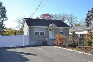 10 Maplewood Ave, Selden, NY 11784 - MLS L3589898 - Coldwell Banker