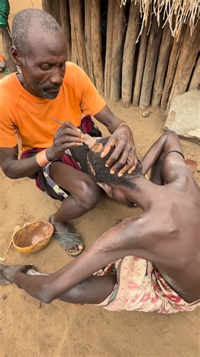 89K views · 415 reactions | The Karo men of the Omo Valley use clay mixed with water and natural pigments to shape and decorate their hair. They use it to create hairstyles that harden in the sun and can last for several days. The clay not only serves as an aesthetic and beauty product, but also provides protection against heat and insects, and marks status, age, and ceremonial moments within the community. #inspirationofafrica | Quim Fàbregas | Facebook