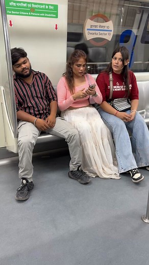 dangse सोने भी नहीं देते 😂 #metro #metroprank | Aakash Kumar