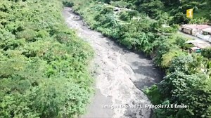 Voir depuis les images de drone, la coulée de boue de la falaise de la Montagne Pelée jusqu'a l'arrivée dans la rivière du Prêcheur. Images : L. Francois et Jean-Emmanuel Emile | Martinique la 1ère