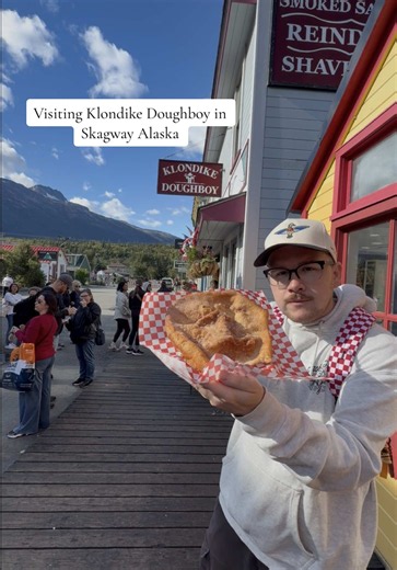Have you ever tried Klondike Doughboy in Skagway, Alaska!? 🗻 Klondike Doughboy specializes in fresh Alaska fry bread that is absolutely MASSIVE and dusted to perfection with cinnamon & sugar! 🤤🍞 The line was out the door, but it moved fast! They’re making these Alaska fry breads about every 15 seconds, so you won’t be waiting long for this sweet treat! 🔥 Will you be visiting Klondike Doughboy the next time you’re in Skagway!? 👀 @klondikedoughboy #alaska #frybread #skagway #klondike #klondik