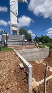 O Cristo de Guaporé em breve contará com mais uma atração turística. Um mirante de vidro suspenso, proporcionando uma vista de tirar o fôlego de todo o vale. Aos pés da estátua, a obra já começa a ser construída. Conversamos com Márcia Pez, secretária de Turismo, Cultura e Esporte sobre essa conquista da comunidade e sobre a programação de carnaval na cidade. | Rádio Aurora 107.1 FM
