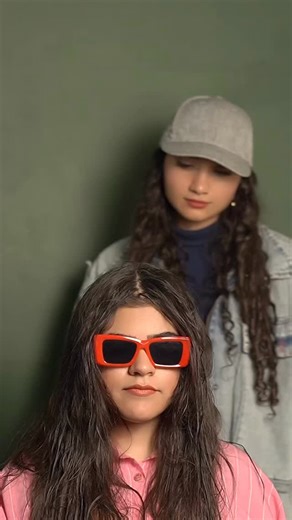 ‎الهه حسنزاده|کراتین و احیا|‎ on Instagram‎: "❤️ما ابریشم نمی‌سازیم، خودِ ابریشمو زنده می‌کنیم❤️ کراتین احیا تخصص ماست؛ اما نتیجه؟ یه نسخه‌ی جدید از خودت با موهای زنده، براق و بدون وز 😍 یه تجربهٔ لوکس که تا لمسش نکنی، باورش نمی‌کنی 🔥 #پروتئین_تراپی#ابریشم_سازی#کرمان_کراتین#کراتینه_موهای_آسیبدیده"‎