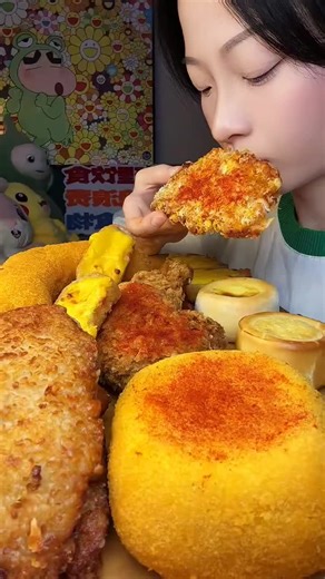Exploding chicken cutlet fried chicken leg paired with fried cheese balls, the perfect combo. #foodiedaily#whattoeatalone #juicychickensteak#friedchickenlegs#friedcheeseballs