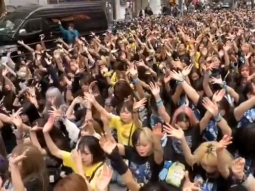日本网友拍的这段视频在推特上火了，已经有1523万播放量了，3000名视觉系乐队女粉丝聚集在歌舞伎町，场面简直太疯狂了……