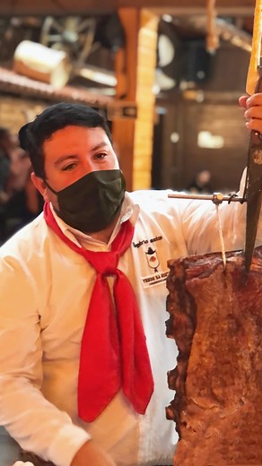 1.2M views · 15K reactions | Bah! Desce mais carne, churrasqueiro! Que aqui não tem miséria. 鸞 Carne boa, música gauchesca, atendimento de primeira com muita diversão e tradição é só na Fundo da Grota, piá. Vem, que aqui a carne e a alegria são servidas na mesa. #churrascaria #fundodagrota #churrascogaucho #picanha #churrasco #canela #gramado #ctg #tradicao #rodizio #gaucho | Fundo da Grota Churrascaria | Facebook