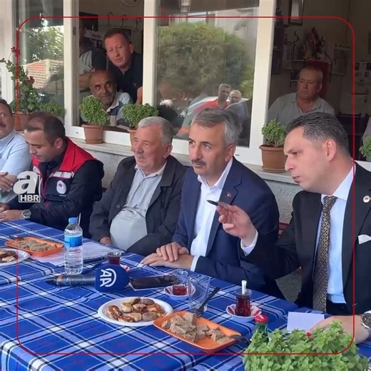 📍 Edirne'de köy kahvesinde vatandaşlarla sohbet eden Edirne Valisi Yunus Sezer, 15 yaşındaki ikiz kardeşlerin "düve" isteğini duyunca onları proje desteğiyle sevindirdi. | A Haber