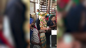 Marine Le Pen danse en tenue traditionnelle à son arrivée à Mayotte | BFMTV