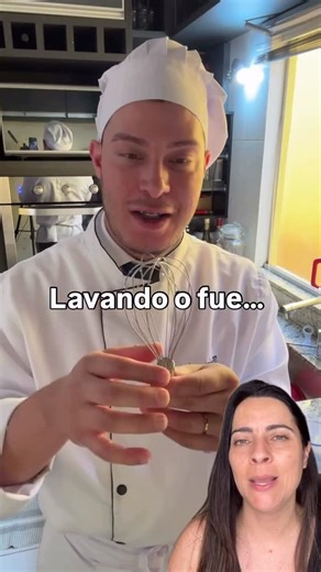 DG Casa | Receitas, Dicas e Inspirações para sua Casa on Instagram: "👩‍🍳✨ Truque simples que facilita (muito) a vida na cozinha Quem cozinha sabe: lavar fuê pode ser uma tarefa chata 😅 Por causa dos arames entrelaçados (também chamados de hastes ou loops do fuê), quando usamos farinha com líquidos, a massa gruda em tudo — bem no meio desses arames — e dá um trabalhão pra limpar sem estragar o utensílio. Mas esse chef de cozinha ensinou um truque genial 👇 Os arames do fuê têm tamanhos diferen