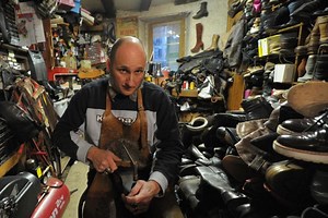 Installé depuis plus de vingt ans à Aubusson, le cordonnier nous parle de son métier avec passion