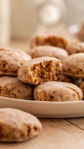 LEBKUCHEN KONFEKT - in 15 Minuten vorbereitet, nussig und super lecker. Ohne Zitronat oder Orangeat und Oblaten. Kommentiere mit „Lebkuchen“ und ich schicke dir den Link zum Rezept direkt als Nachricht zu 💕 #kekse #lebkuchen #backen | Useyourfood