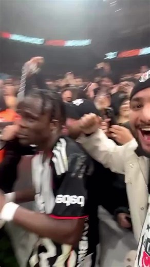 Taç atışı sırasında Olaitan'ı kameraya alan taraftarımız. 😅