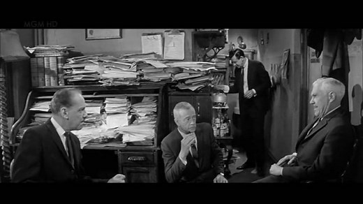 6.7K views · 107 reactions | Película de abogados: "En Bandeja de Plata". Un camarógrafo de televisión sufre un accidente en un partido. Su cuñado, un abogado sin escrúpulos, aprovecha la situación para pedir una indemnización. | Solo Derecho | Facebook