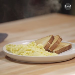 47K views · 522 reactions | Start your weekend with Alex Guarnaschelli's technique for perfectly fluffy scrambled eggs  An all-new season of #AlexVsAmerica kicks off Sunday at 9|8c. Stream it the same day on discovery+. #discoveryplus | Food Network | Facebook