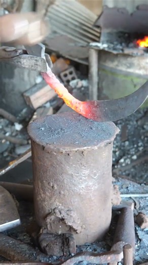 The satisfying process of making a knif