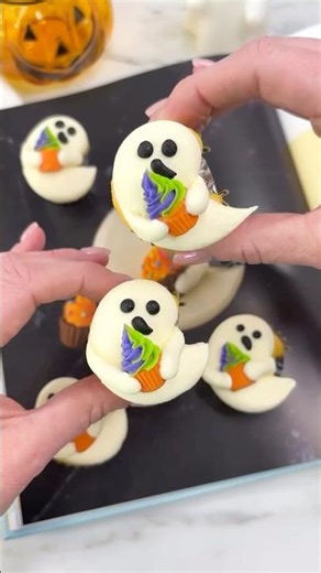 Caked by Rach did an amazing job with these cupcakes! Just in time for Halloween! #mikebeeatin