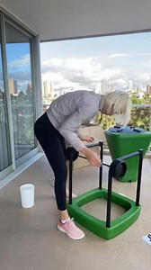 ¡Feliz con mi nueva compostera! La importancia del compost radica en que se reutilizan y valorizan los materiales orgánicos que producimos en nuestro hogar; y que esa materia orgánica estable, libre de patógenos y semillas de malezas puede contribuir a la recuperación de suelos degradados y se puede usar en las plantas. . . . . #compost #compostar #lombricescalifornianas #compostarencasa | Ingrid Grudke