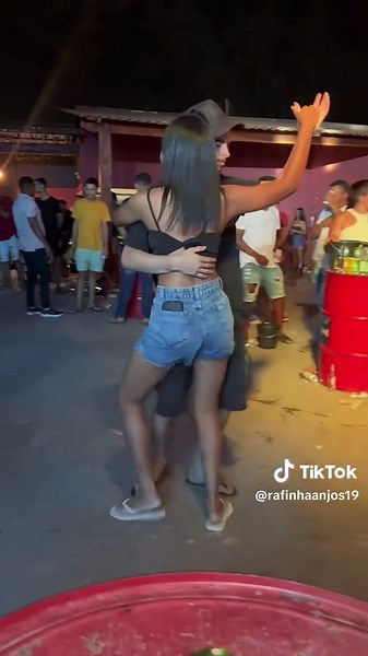 Dança Do Forró: Como Rebolar e Descer no Paredão!