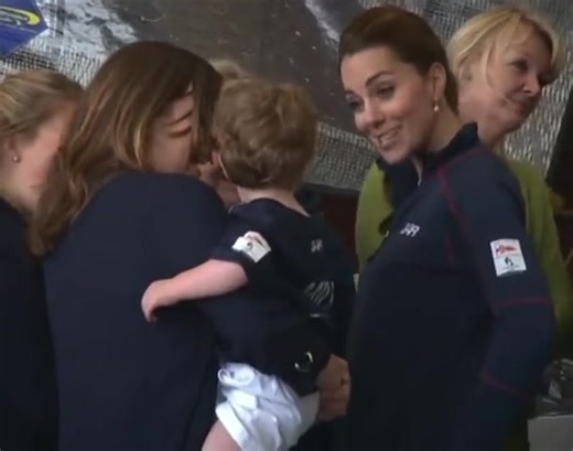Look how quickly Kate cheers up this crying child 🥺😭❤️ #DuchessOfCambridge #KateMiddleton #HRH #QueenKate #PrincessKate #DuchessKate #Duchess #Queen | Love charlotte