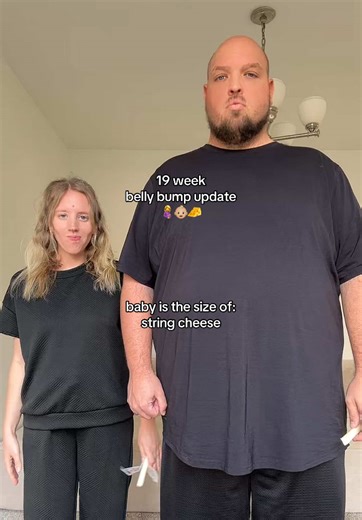 My #19weekspregnant #bumpdate 🤰👶🏼🧀 and baby is the size of…string cheese!? I feel like that’s smaller than last week’s bell pepper haha!? #heightdifference #oppositesattract #pregnancy