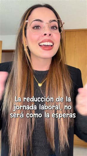 Lucia Herrera on Instagram: "La reducción de la jornada laboral no será como la esperas, y aquí te cuento las letras chiquitas de la propuesta #jornadalaboral #trabajo"