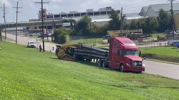 Jefferson Parish begins offloading hundreds of feet of water pipe as they prepare for a Saltwater wedge that could hit the intake at Marrero in two or three weeks | Rob Masson FOX 8