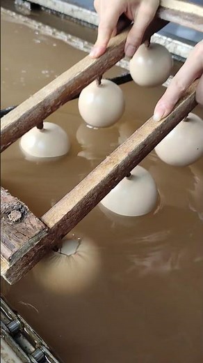 Water transfer printing processing enables the Christmas ball! The wood grain pattern is accurately