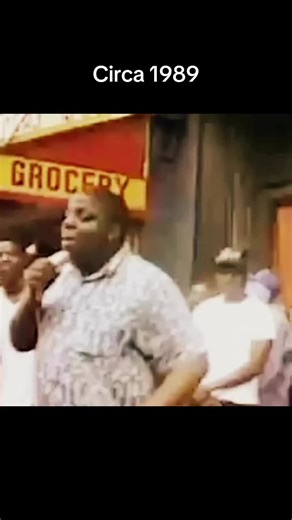 Legendary video of teenage Biggie delivering powerful freestyles. When: Circa 1989. On the corner in his hometown of Bedford-Stuyvesant, Brooklyn (often cited as Bedford Ave between Quincy & Lexington). It cemented his reputation as a formidable battle rapper even before his mainstream fame, showcasing his commanding presence. #notoriusbig #late80searly90s #circa1989 #vhstapes #fypシ゚viral