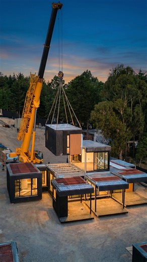WELLMOD® Arquitectura Modular Transportable on Instagram: "Alguna vez viste instalar una casa modular de dos plantas… en solo 72 horas? 🚀 Esto que estás viendo NO es una promesa. Pasó esta misma semana en Potrero de Garay, en las sierras de Córdoba. 🏔️ Montaña, terreno inclinado, accesos complejos… una geografía que no perdona errores. Y es justamente ahí donde WELLMOD muestra su verdadero diferencial. Quince módulos, fabricados íntegramente en nuestra fábrica, llegan al sitio totalmente termi