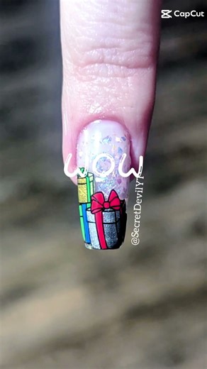 Have a look at these cute but simple Christmas nails 🎁