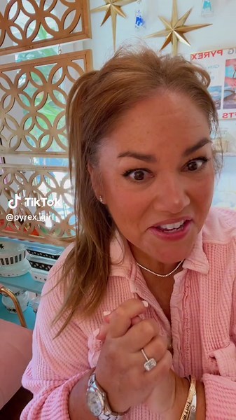 Many of you have asked for a detailed tour of my Pyrex room so here it is! I’m so glad you’re all here!💗 #pyrex #vintage #vintagepyrex #pyrexcollector #pyrexcollection #midcentury