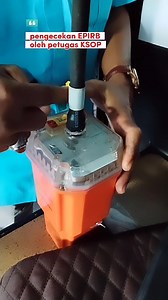 Pengecekan alat keselamatan EPIRB "emergency position indicating radio beacon oleh petugas KSOP tanjungpandan #reelsviral #fbpro #fyp #videokapal #kapalpenumpang #alatkeselamatan #seamanslife #bangka #belitung | Nove Indo