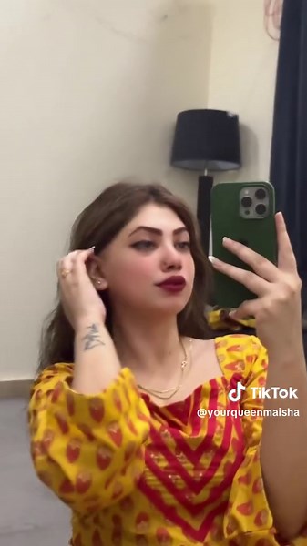 Desi Glamour: Saree Styles Unveiled!