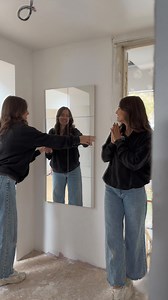 DIY - on cache le tableau électrique 🫣 (pubIicité) Pour moi, c’est clairement le genre d’élément indésirable dans un logement… Alors si avec quelques outils et un peu de temps on peut transformer ça en quelque chose de joli, je fonce 🤭 J’espère que nos futurs locataires seront contents d’avoir un miroir plutôt qu’un tableau électrique tout moche 🧐 Vous en pensez quoi ❓ _______________________ Matériel : ▪️ 2x tasseaux de bois de 180cm ▪️ 1x panneau MDF 6mm de 60x120cm ▪️ 3x charnières ▪️ 8x m