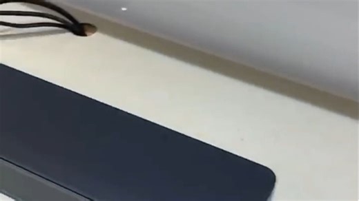 Bose TV Speaker无线电视音响，音质清晰，安装简便，提升观影体验，适合家庭娱乐使用。