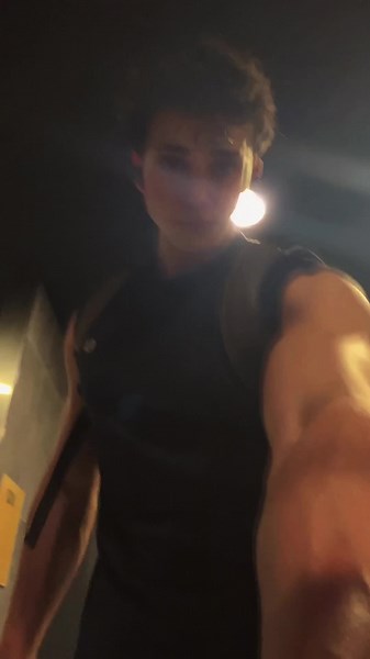 Showcasing Arm Muscles: Flexing Techniques in Gym