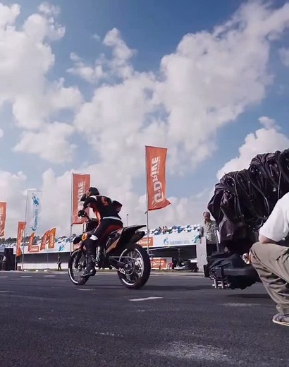 206 reactions | Wait .. what   Reposted via @zlotiy_b | Guerilla Filmmakers | Facebook